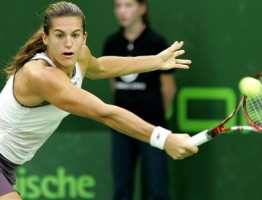 click for Mauresmo news photo search