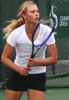 click for sohu.com Sharapova practice photos