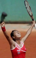 Shinobu after defeating Patty Schnyder in the 2nd round at Roland Garros on May 27, 2004-- click for Asagoe news photo search